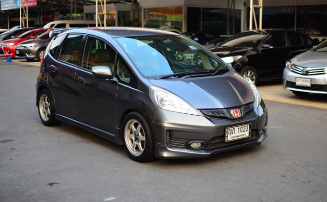 HONDA JAZZ 1.5SV Free Down Gray Color