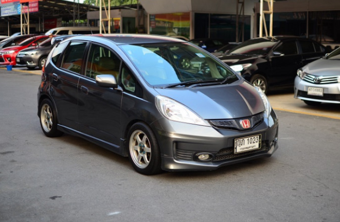 HONDA JAZZ 1.5SV Free Down Gray Color