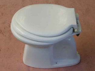 Selling a flush toilet White, Good Condition, Seco