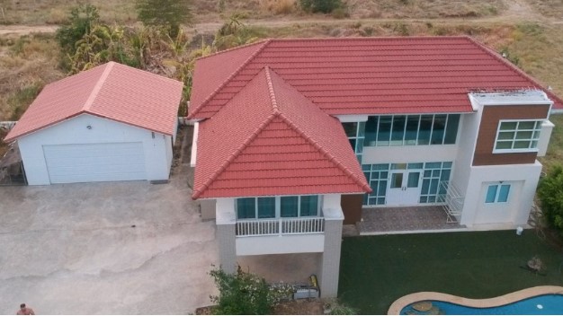 Large Modern Home 4 bed, Swimming Pool and Large L