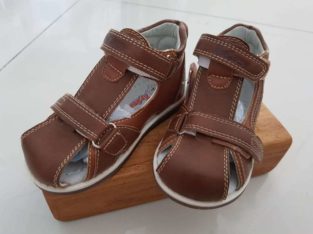 Leather child sandals