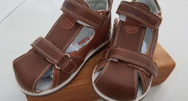 Leather child sandals