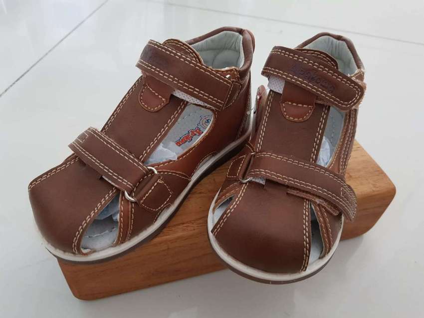 Leather child sandals