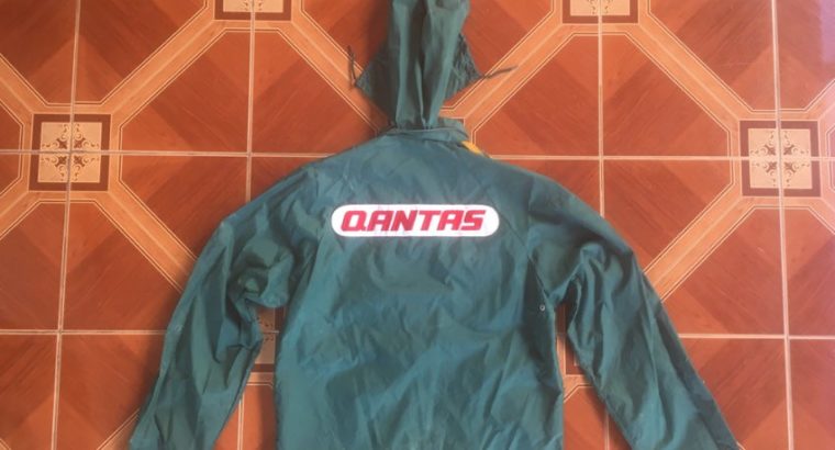 Qantas Spray Jacket. Zip out hood & 4 pockets. Onl